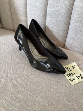 Black Patent pointed toe kitten Heel pumps Size 7.5W NEW